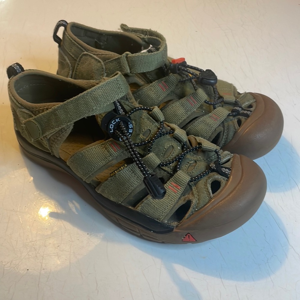Keen kids Green size 5 Velcro washable sandals , has replacement strap
